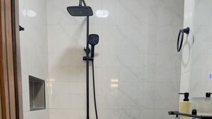 A bathroom with a shower, sink, and toilet. - Cozy 1-bedroom apartment with terrace in Dakar (Dakar)