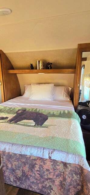 1 bedroom, iron/ironing board, free WiFi, bed sheets - Delightful 1-bedroom recreational vehicle with AC in Saint Ignatius (Saint Ignatius)