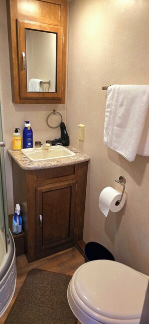 Shower, hair dryer, towels, soap - Delightful 1-bedroom recreational vehicle with AC in Saint Ignatius (Saint Ignatius)
