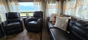 Smart TV - Delightful 1-bedroom recreational vehicle with AC in Saint Ignatius (Saint Ignatius)