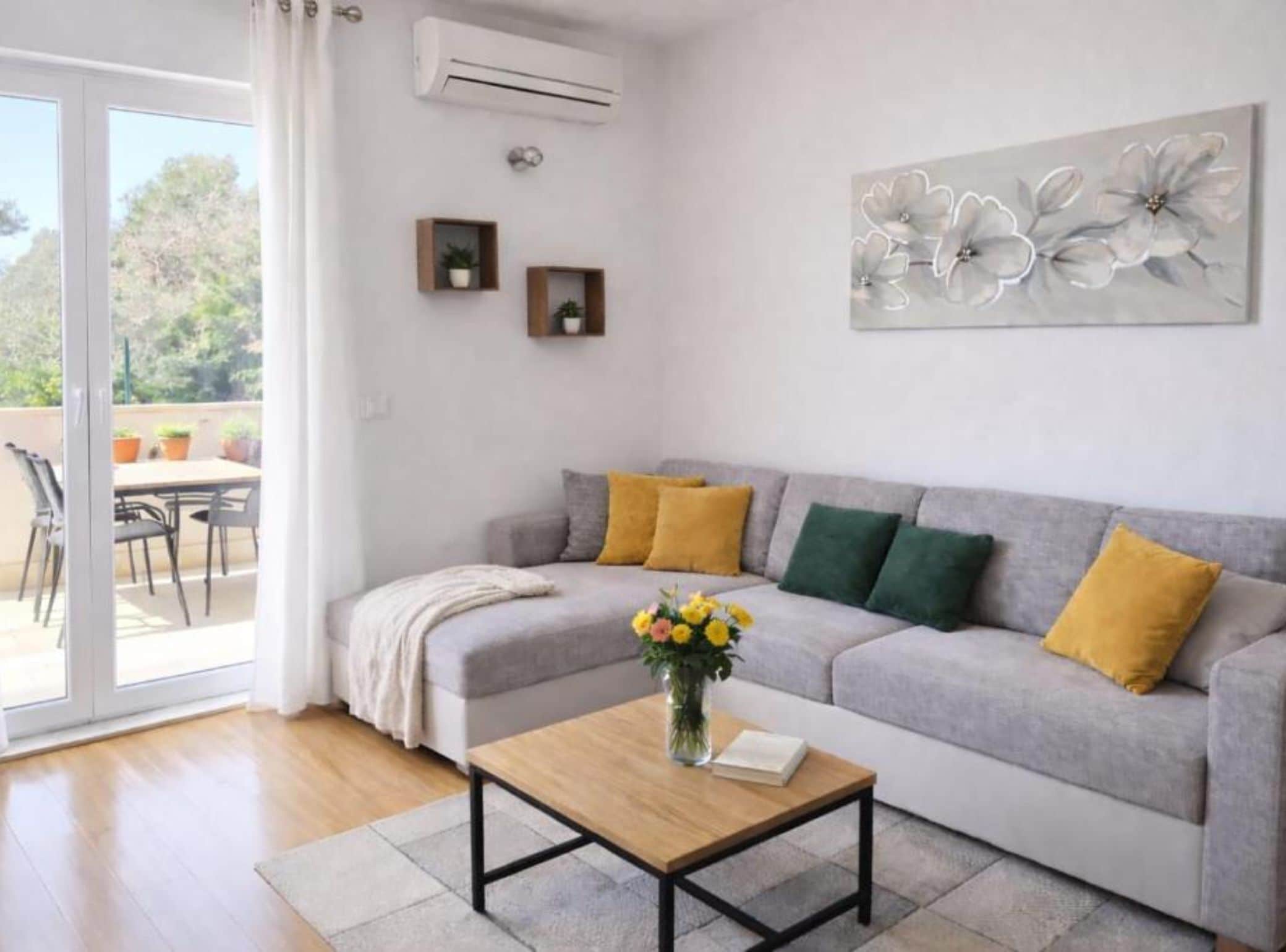 Apartment (Ljubelle Premium Stay - with sea view) | Living room | 32-inch flat-screen TV with satellite channels