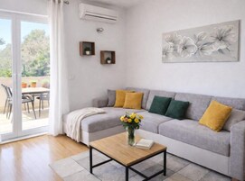 Apartment (Ljubelle Premium Stay - with sea view) | Living room | 32-inch flat-screen TV with satellite channels