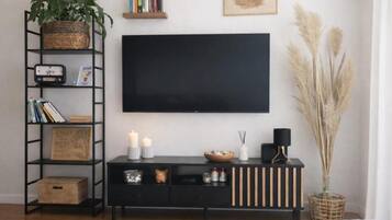 Apartment (Ljubelle Premium Stay - with sea view) | Living room | 32-inch flat-screen TV with satellite channels