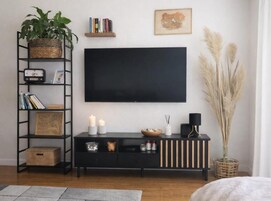 Apartment (Ljubelle Premium Stay - with sea view) | Living room | 32-inch flat-screen TV with satellite channels