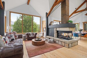 Fernseher, Kamin, Arbeitsbereiche
