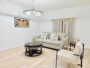 Living area - Spacious 4BR/2BA Retreat in Port Charlotte (Port Charlotte)