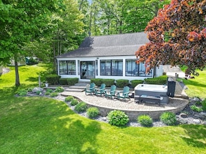 Terrace/patio - Perfect Storm: Hot Tub, Sleeps 10, Sandy Beach (Fremont)