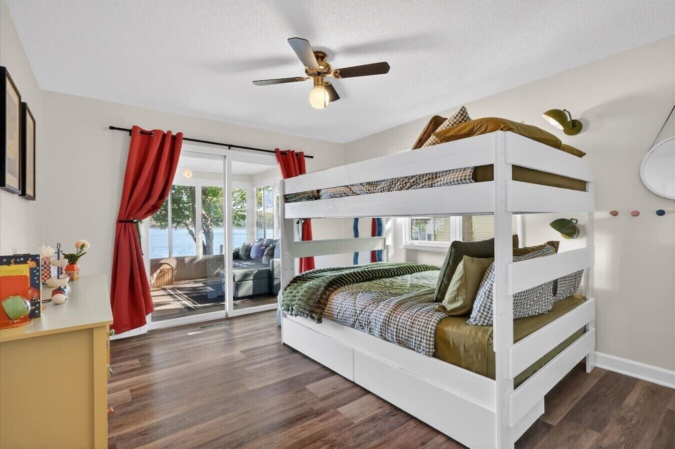 Desk, iron/ironing board, travel cot, WiFi