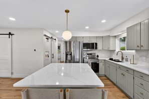 Réfrigérateur, four à micro-ondes, un four, surface de cuisson