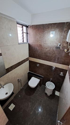 Un baño con lavabo, inodoro, bidé y ducha.