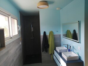 Douche, sèche-cheveux, serviettes fournies, savon