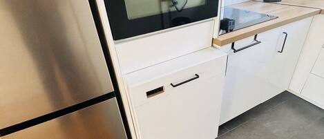 Wasserkocher mit Kaffee-/Teezubehör, Kühlschrank, Mikrowelle, Ofen