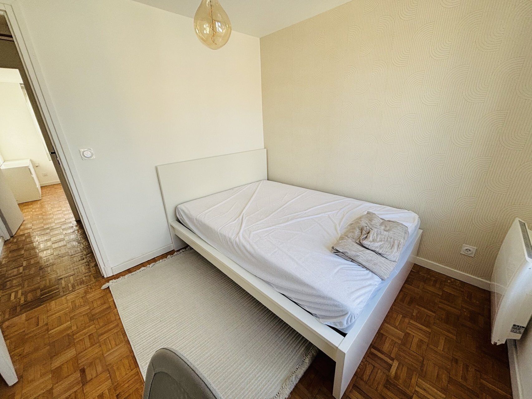 2 slaapkamers, een bureau, beddengoed