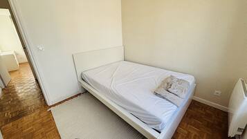 2 slaapkamers, een bureau, beddengoed