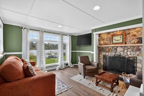 TV, fireplace