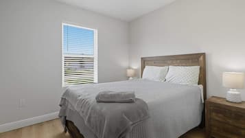 3 habitaciones, tabla de planchar con plancha, internet y ropa de cama
