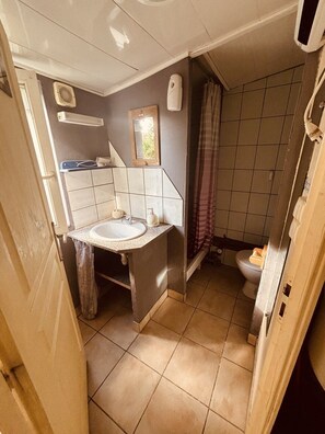 A compact bathroom with a sink, mirror, and toilet. - The 6th of the Cressonnière (Agny)