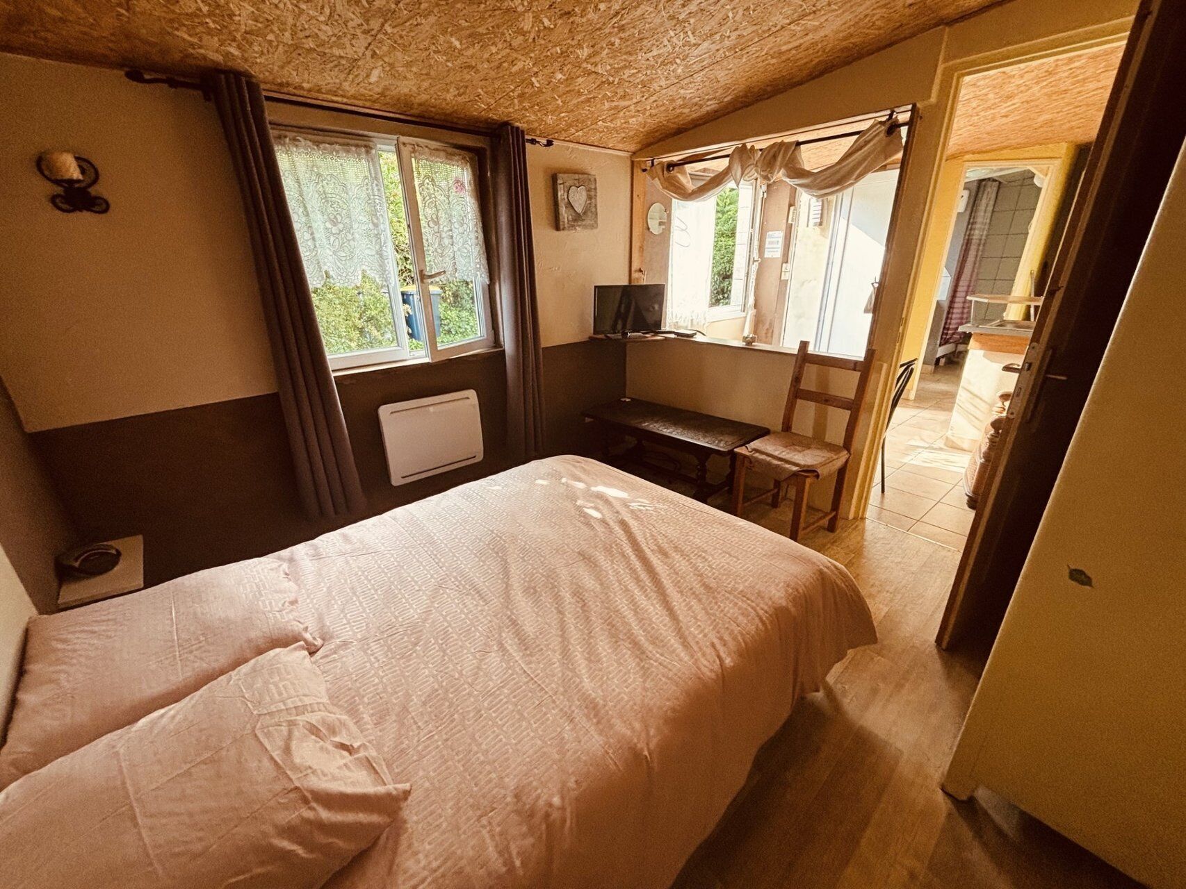 1 chambre, bureau, draps fournis