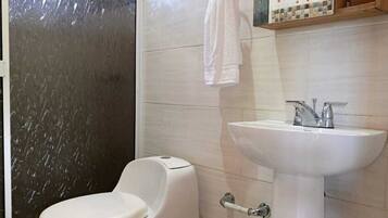 Standard Cabin, Non Smoking, Courtyard View | Bathroom