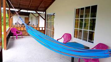 Standard Cabin, Non Smoking, Courtyard View | Living area