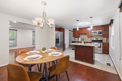 5BR - Sleeps 12 Near DC, MGM, National Harbor, Gaylord, Navy Yard