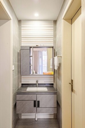 Haartrockner, Handtücher, Seife, Toilettenpapier