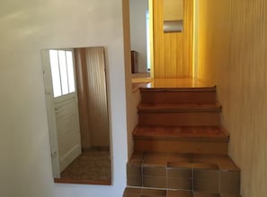A staircase with wooden steps and a tiled landing. - Olive Grove Apartment (Podgora)