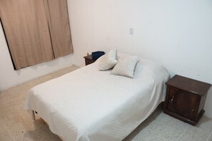 Een strijkplank/strijkijzer, gratis wifi, beddengoed