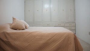 A bedroom with a bed, a wardrobe, and a light fixture. - Arrona" Department (Oaxaca de Juárez)