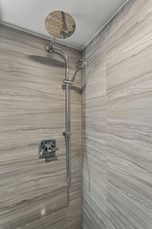 Douche, sèche-cheveux, serviettes fournies, savon