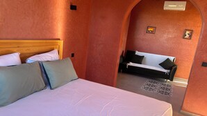 Ein Hotelzimmer mit Bett, einer Couch und einem kleinen Tisch.