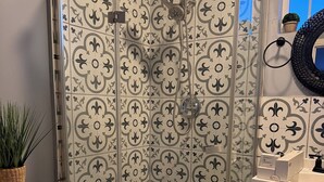 A bathroom with a shower, toilet, and sink. - Quiet, Charming LA Back house — Minutes from SOFI, the Forum & the Beach (Los Angeles)