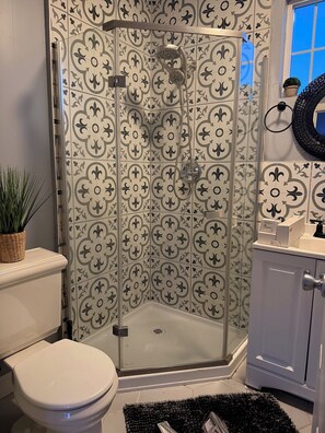 Bathroom - Quiet, Charming LA Back house — Minutes from SOFI, the Forum & the Beach (Los Angeles)