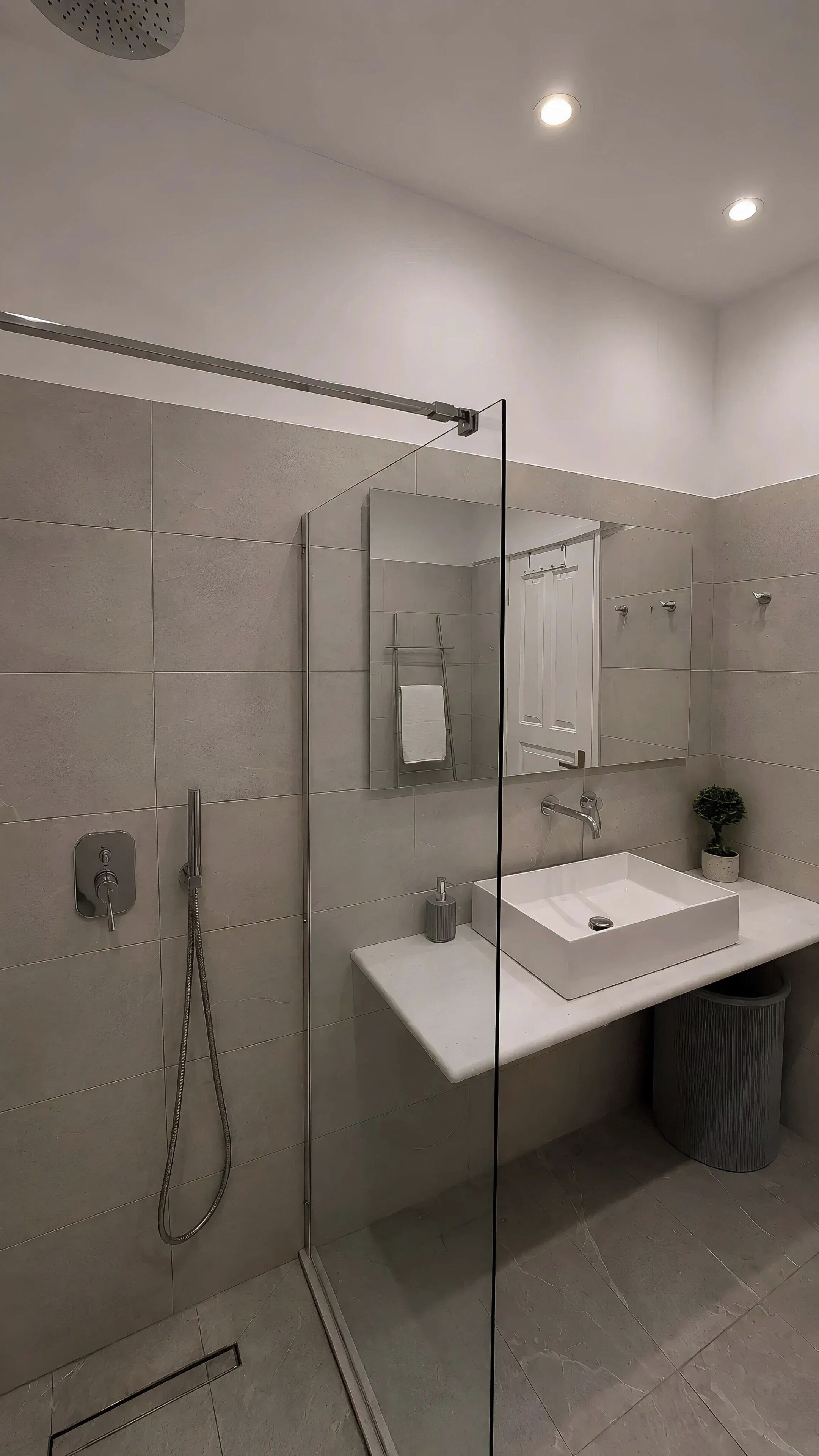 Deluxe appartement | Badkamer | Zeep, shampoo, toiletpapier