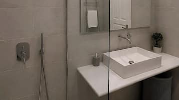 Deluxe appartement | Badkamer | Zeep, shampoo, toiletpapier