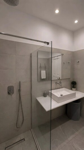 Deluxe appartement | Badkamer | Zeep, shampoo, toiletpapier