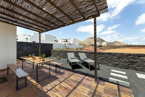 Outdoor dining - Home2Book Exclusive Villa Volcán Art & Light (Yaiza)
