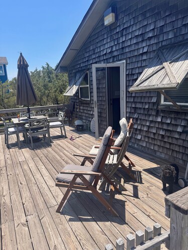 Cozy, 3-Bedroom Bungalow just a short walk to beach and sound.