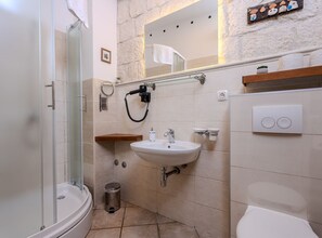 Dusche, Haartrockner, Handtücher