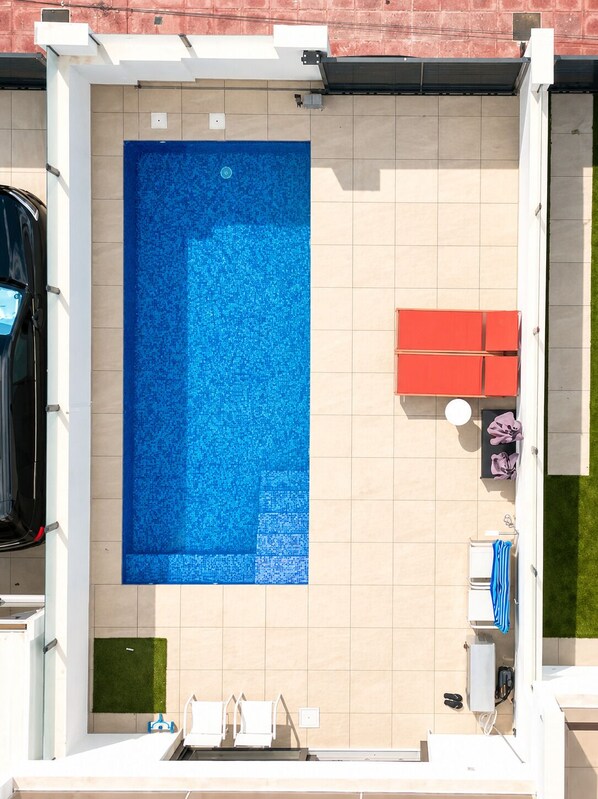 A rooftop pool with a blue mosaic floor, a red cabinet, and a small seating area with a towel. - House with large swimming pool 1 minute 30 walk from the beach (Santiago de la Ribera)