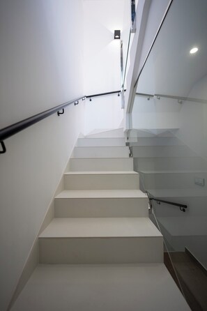 A modern staircase with glass railings and a minimalist design. - House with large swimming pool 1 minute 30 walk from the beach (Santiago de la Ribera)