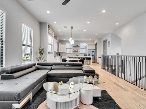 Brand NEW Modern Stay Near Med Center, NRG, Downtown, & more