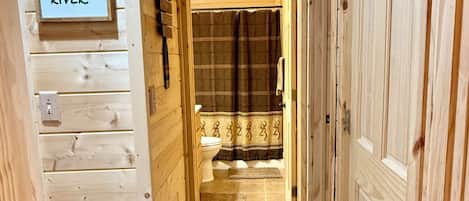 Dusche, HandtĂŒcher, Toilettenpapier