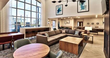 1BR Queen Suite w/ Hot Breakfast, Workspace & Pool