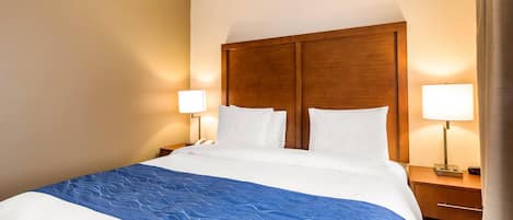 Escritorio, cortinas blackout y tabla de planchar con plancha