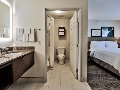 Cozy Studio w/ Free Breakfast, Pool & BBQ Area