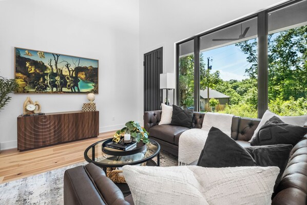 Living area - Pedal and Pause on Ayton Ln (Bella Vista)