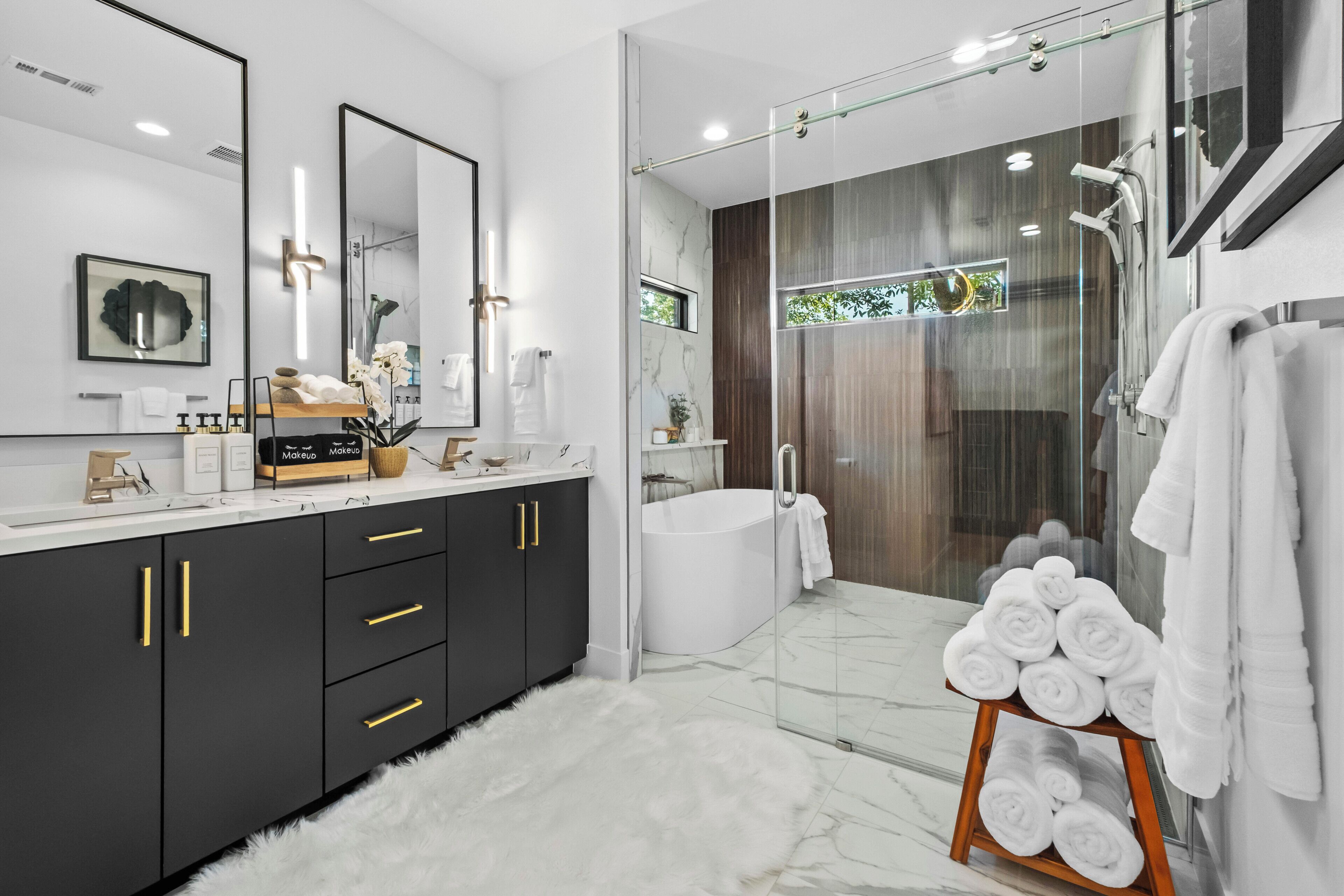Shower, hair dryer, bidet, towels