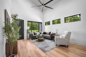 Living area - Pedal and Pause on Ayton Ln (Bella Vista)