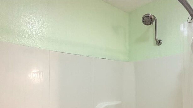 Bathroom - Country Side House, With Beautiful Garden (Eureka Springs)